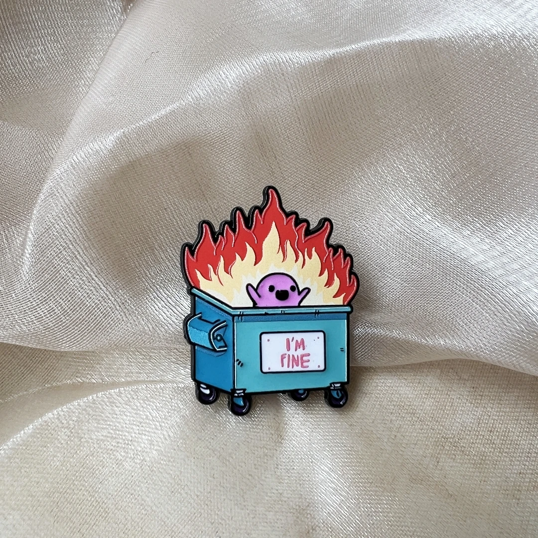 �I'm Fine“ Burning Mülleimer Halloween Emaille Pin – Süßes Teufelsabzeichen – Gruselige Humor-Brosche für Kleidungsgeschenke – Detail 6