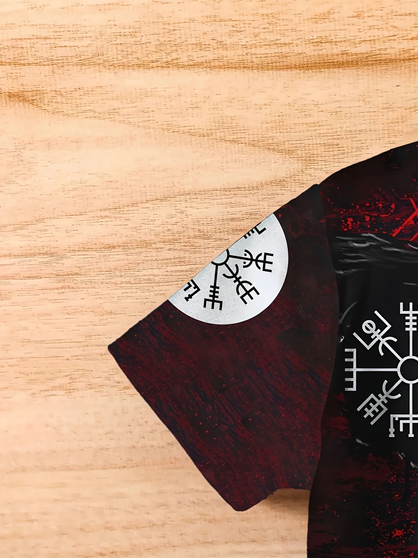 تي شيرت فايكنغ جرافيك للرجال بتصميم نورس بطباعة ثلاثية الأبعاد يتميز بالرونية والغربان بألوان حمراء وسوداء كاجوال بأكمام قصيرة