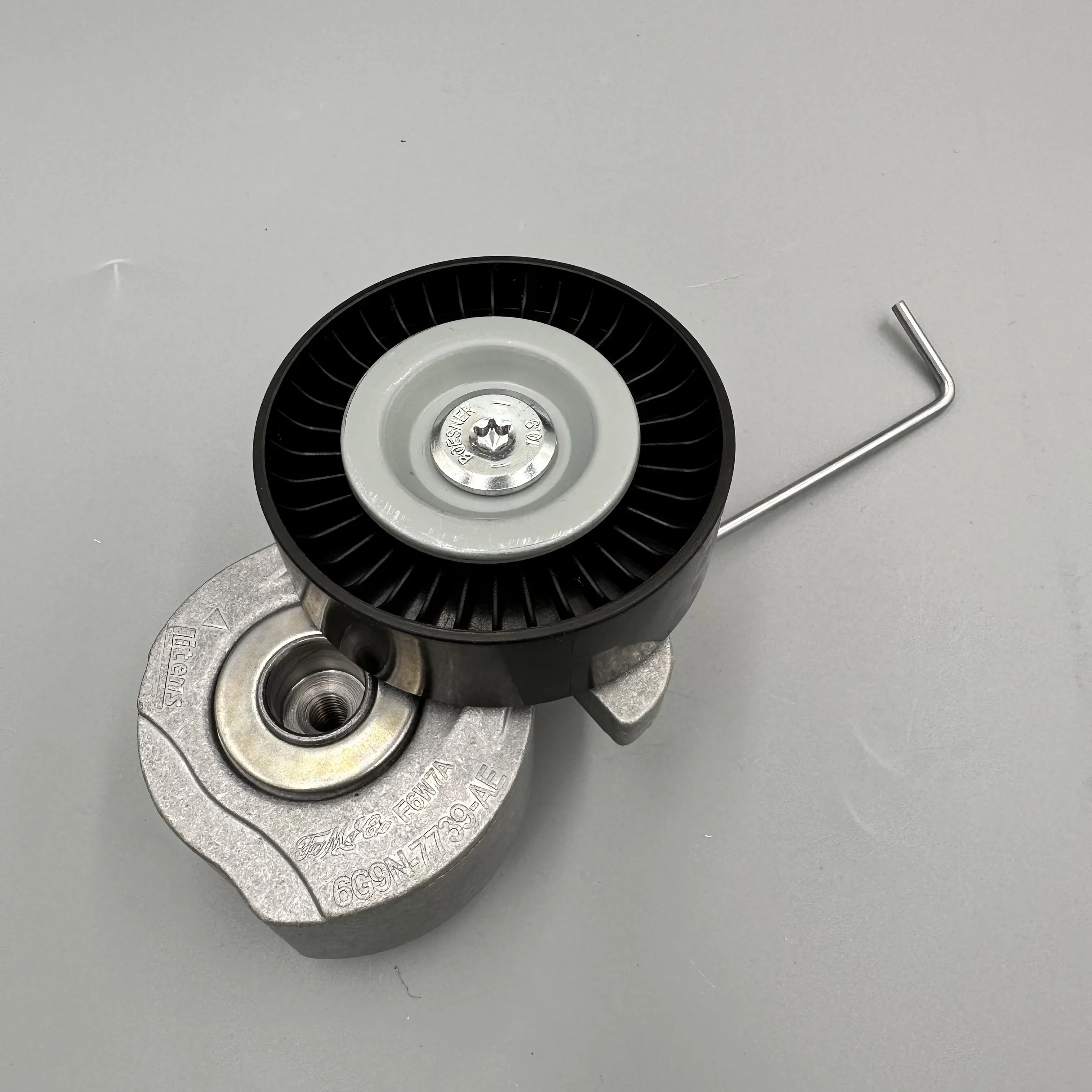 

LR004667 Tensioner for Land Rover Freelander 2 Spare Parts Belt tensioner wheel LR004667