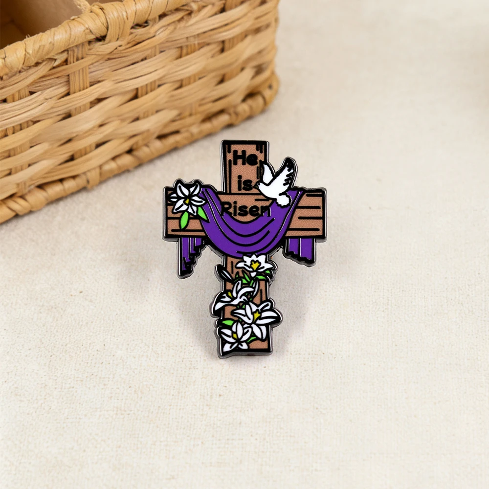 Er ist auferstanden – Brosche, christliches Ostern-Kreuz-Abzeichen, lila Stofflilie, weiße Taube, Emaille-Anstecknadel, religiöse Motive, Glaubenssymbol, Taschendekoration. – Detail 4