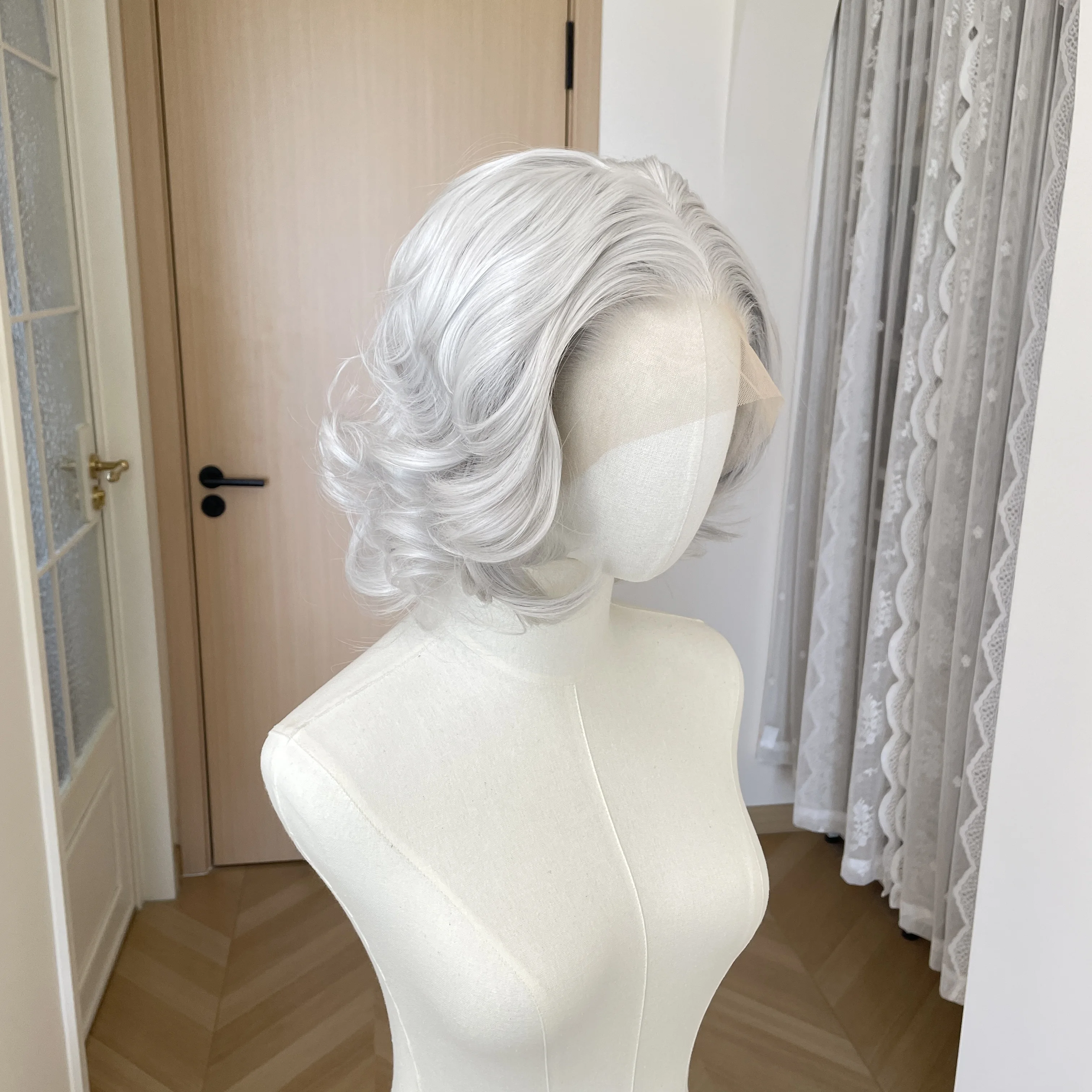 parrucche-sintetiche-grigio-argento-corto-ricci-13x4-con-pizzo-frontale-per-donne-anziane-parrucche-grigie-senza-colla-con-parte-libera-150-moda