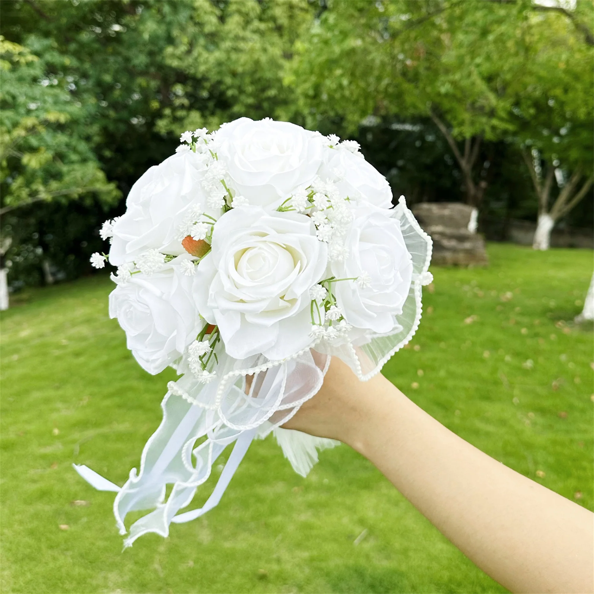Buket Mawar Elegan dengan Aksen Berlian Imitasi dan Pita Satin untuk Dekorasi Upacara Pernikahan dan Resepsi