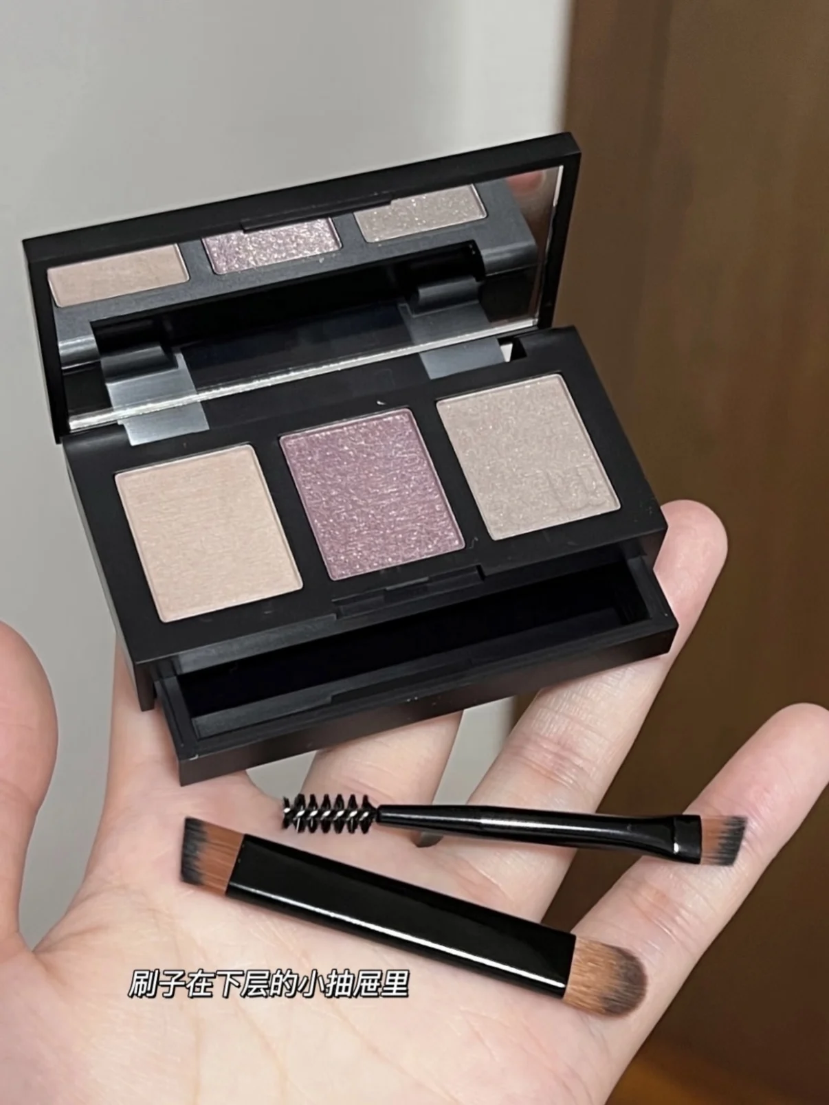 UNNY Tricolor Augenbrauen-Puderplatte ist natürlich und langlebig, nicht leicht zu entfärben, wasserfester und schweißbeständiger Lidschatten