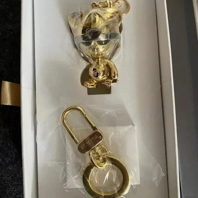 Il nuovo ciondolo commemorativo retrò con orso fresco può spostare il ciondolo attraente portachiavi con mano e piede di orso premium in oro