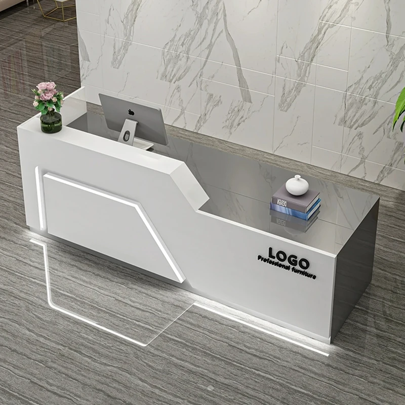 Рисунок 3 - Кассир, белая барная мебель для