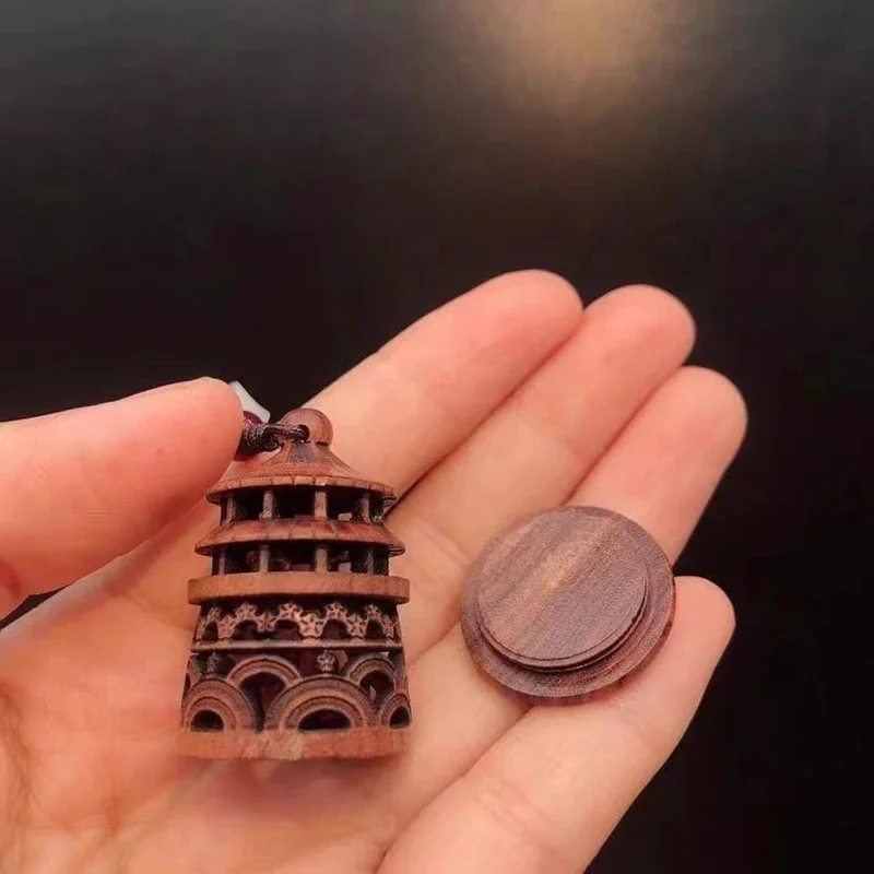 Wooden Hollow Carved Temple of Heaven Aroma Diffuser Keychain Pendant Portable Portable Perfume Bag Can Hold Incense Balls Incen