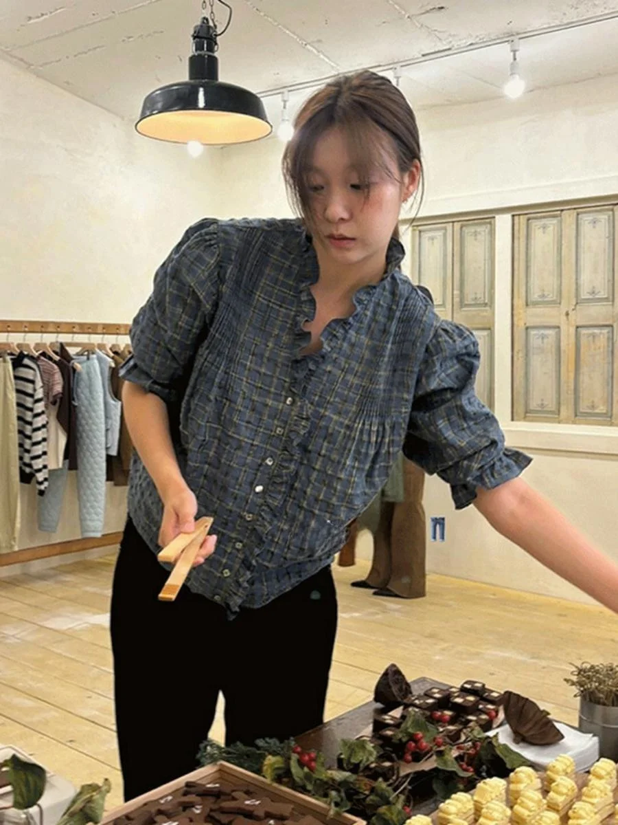 

Топ East Gate в винтажном стиле, повседневный, синий в клетку, плиссированный, с кружевными вставками, V-образный вырез, рукава-фонарики, полиэстер, весна 2025