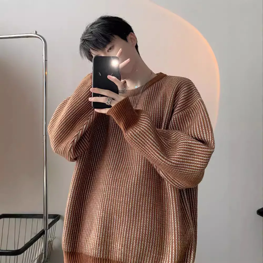 Sweater rajutan leher bulat bergaris untuk pria, model baru musim gugur dan musim dingin, pullover rajutan, pakaian longgar serbaguna ala Jepang