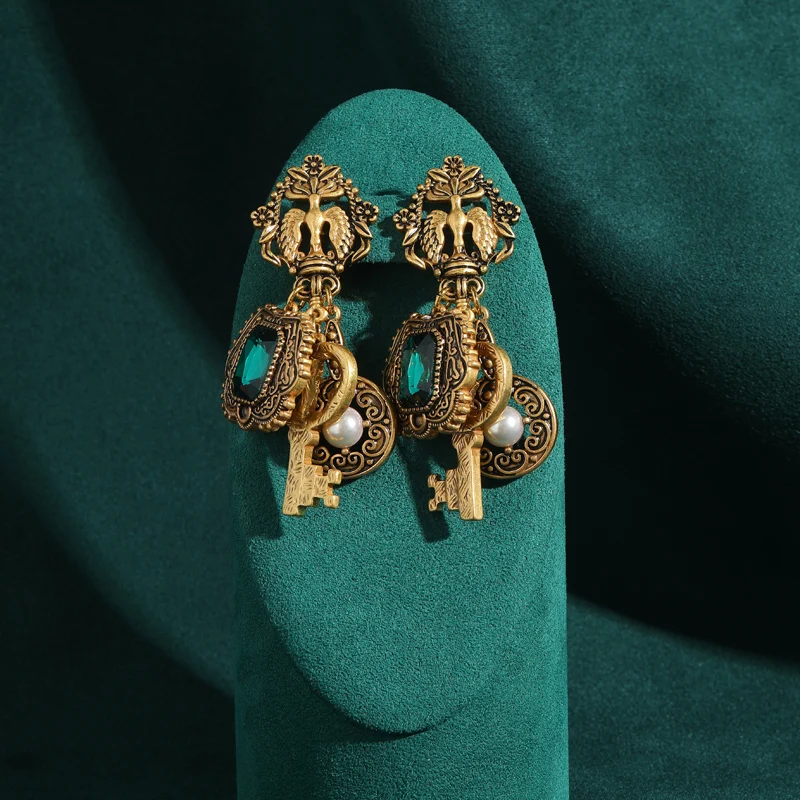 خمر الأخضر كريستال مفتاح انخفاض القرط فريد اللؤلؤ والمجوهرات مصمم العتيقة الذهب اللون الفاخرة للمرأة اكسسوارات ريترو 2025