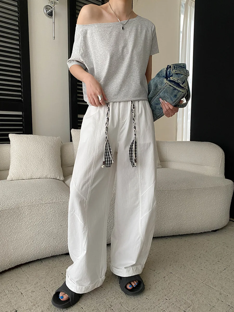 Sommerliches Damen-T-Shirt in unifarbenem Design mit schrägem Ausschnitt, schulterfrei, lockerer Passform und schlankmachendem Effekt, kurzärmelig. – Detail 18