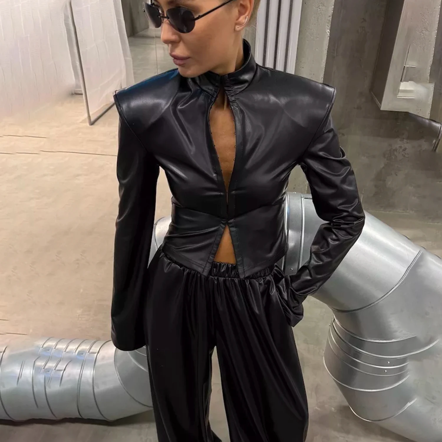 

LIMO Cropped jacket with structured shoulders ，crafted for edge and comfort. Perfect for bold, modern looks.