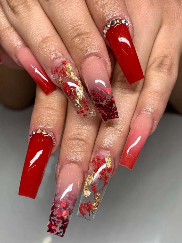 1 scatola di ciondoli per nail art con fiori finti rossi, decorazione floreale per unghie, decalcomania, accessori per smalto gel UV, parti di fiori, unghie fai da te