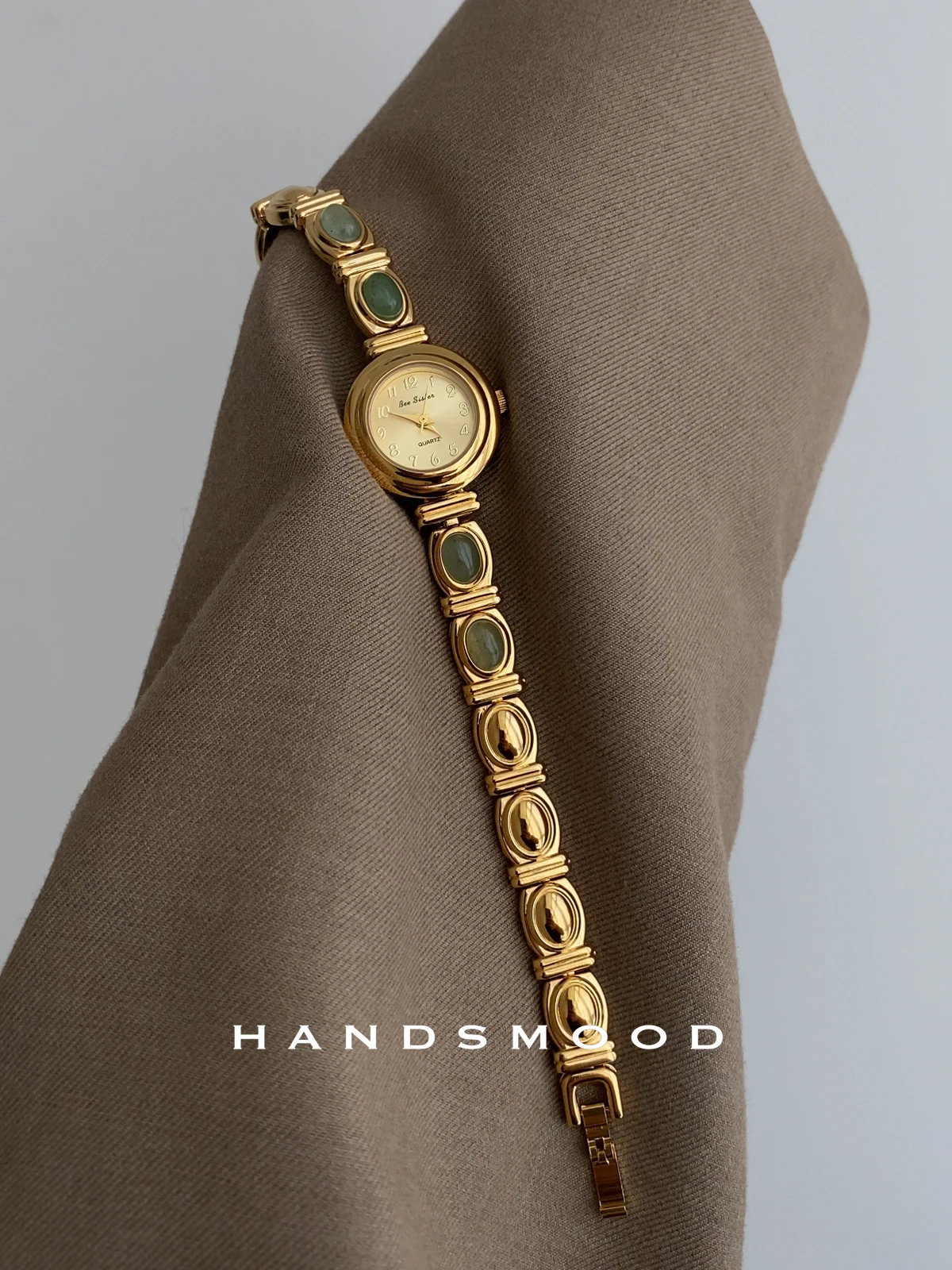 ElegantWomen'S Wristwatch With Exquisite Mini Design Featuring Green JadeiteExuding A Fashionable And SophisticatedQuartz Style.