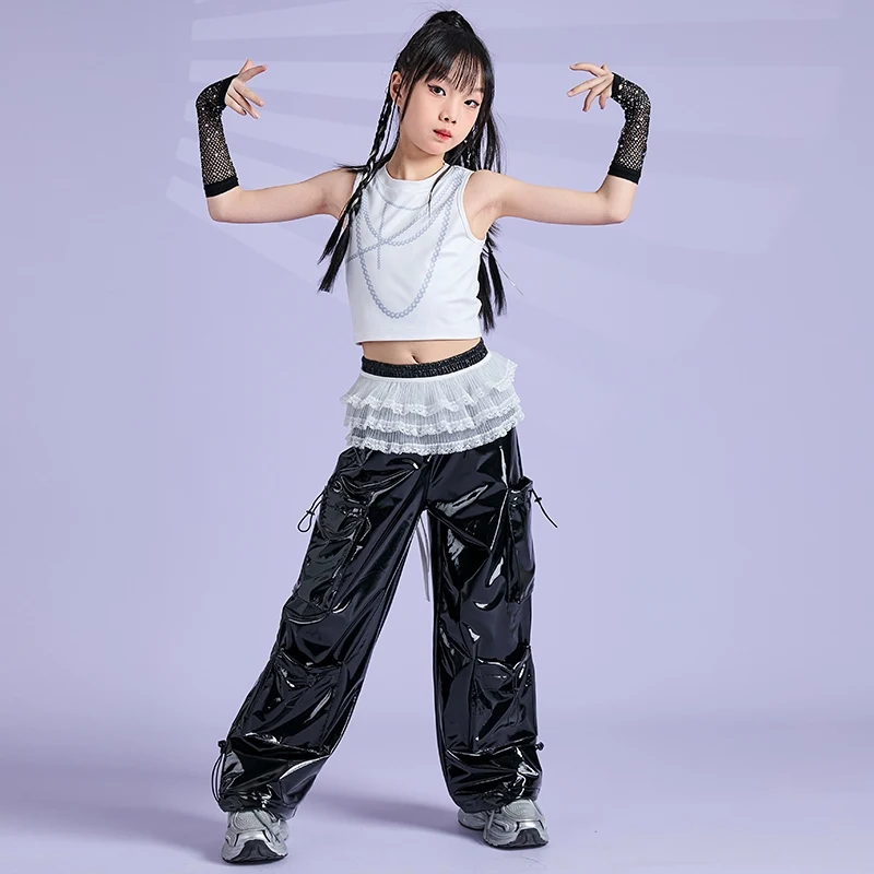 2025 موضة قاعة الرقص الهيب هوب أزياء رقص للفتيات سترة بيضاء السراويل السوداء وتتسابق ملابس أداء رقص الجاز DQS19493