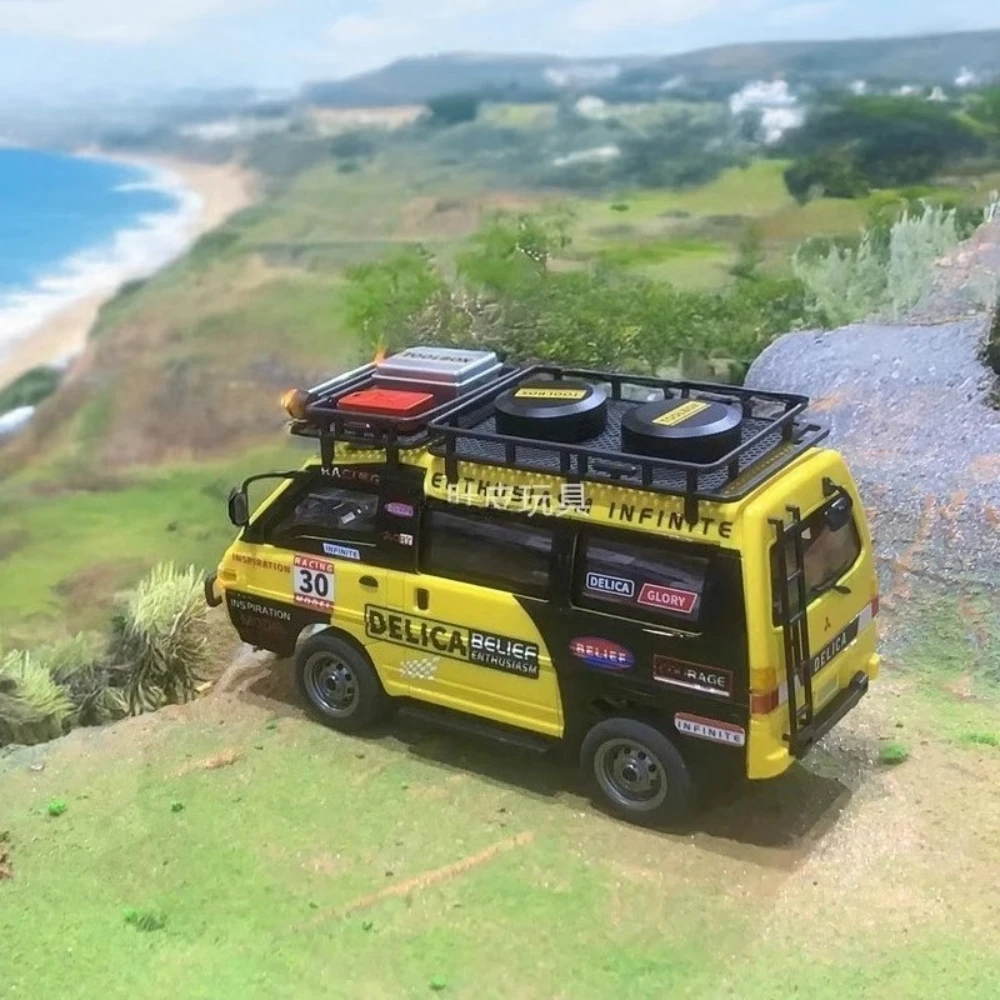 Carro de controle remoto com tração nas quatro rodas 1/24 RC com sistema de iluminação Simulação Modelo de controle remoto Brinquedo para presente