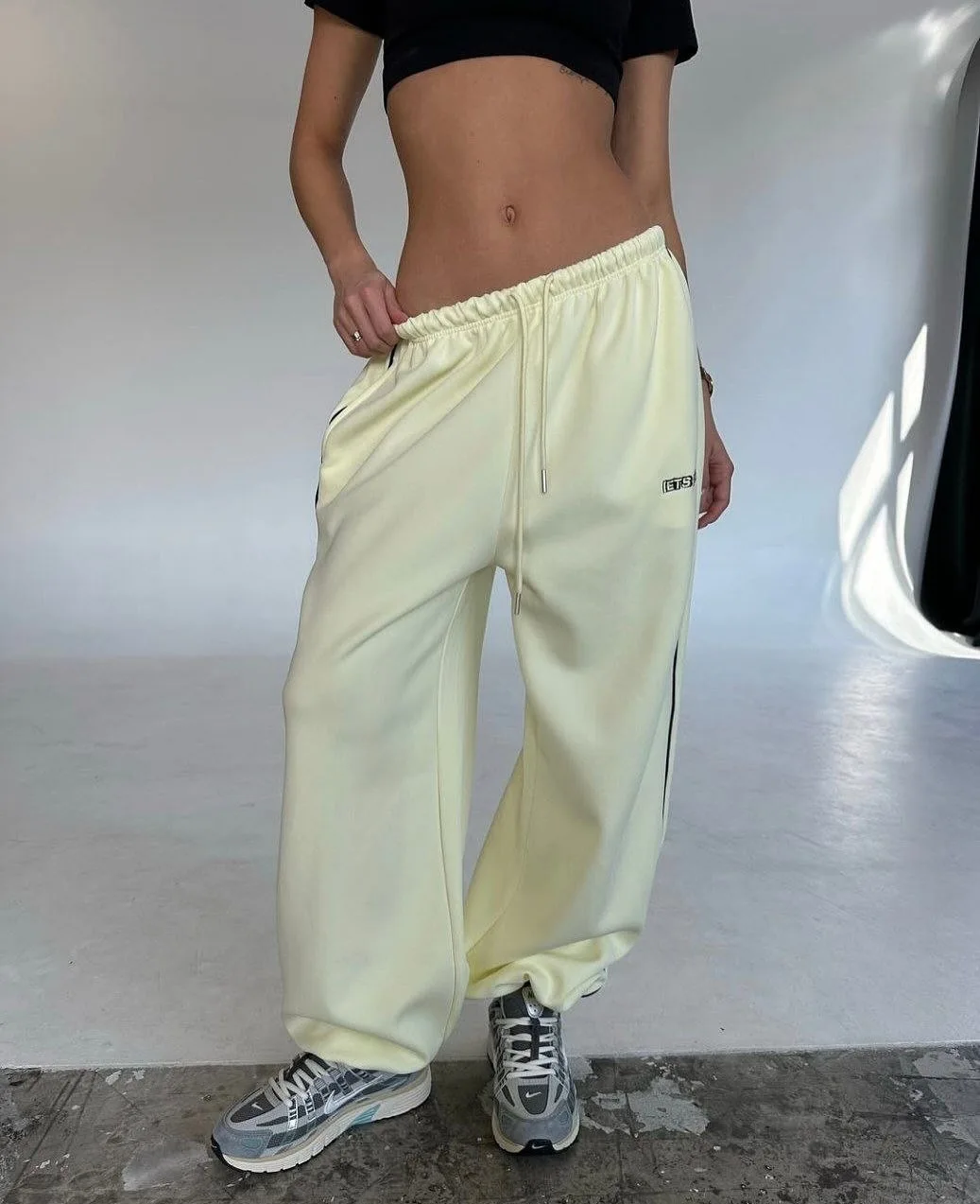 

Casual Solid Color Trousers Autumn New Style Elastic Waist Lace Up Letter Embroidered Sweatpants Fashion Sports Style Pants