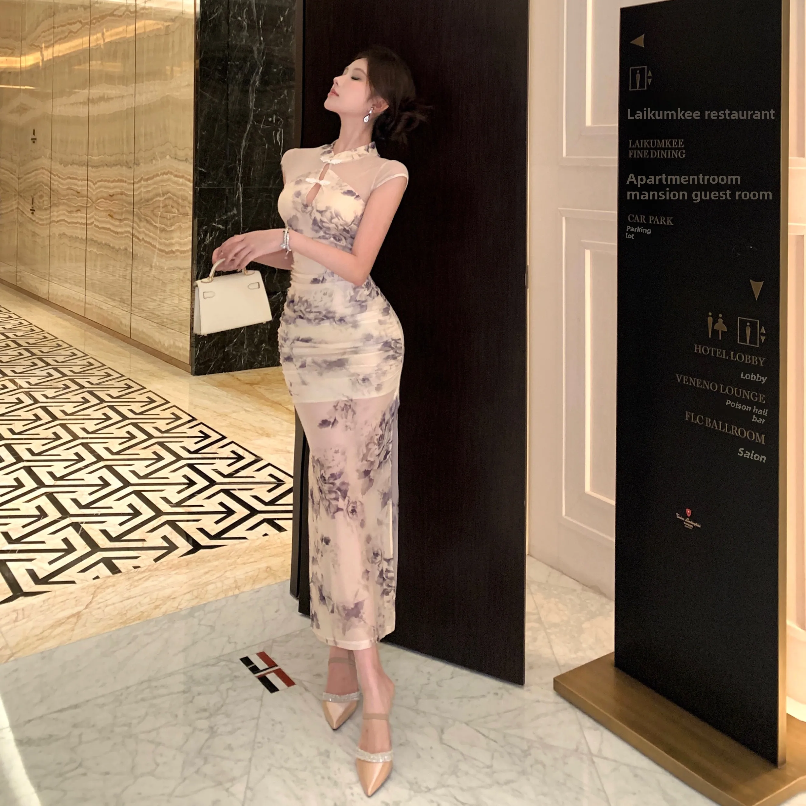 Saia Midi Floral com Estampa Slimming de Cintura Alta para Mulheres, Estilo Novo de Primavera e Outono, E com Decote em V