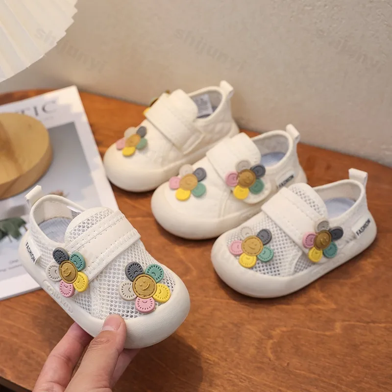 

Лето 2023, новая противоскользящая дышащая повседневная обувь с мягкой подошвой для девочек, модная детская прогулочная обувь с милым цветочным дизайном