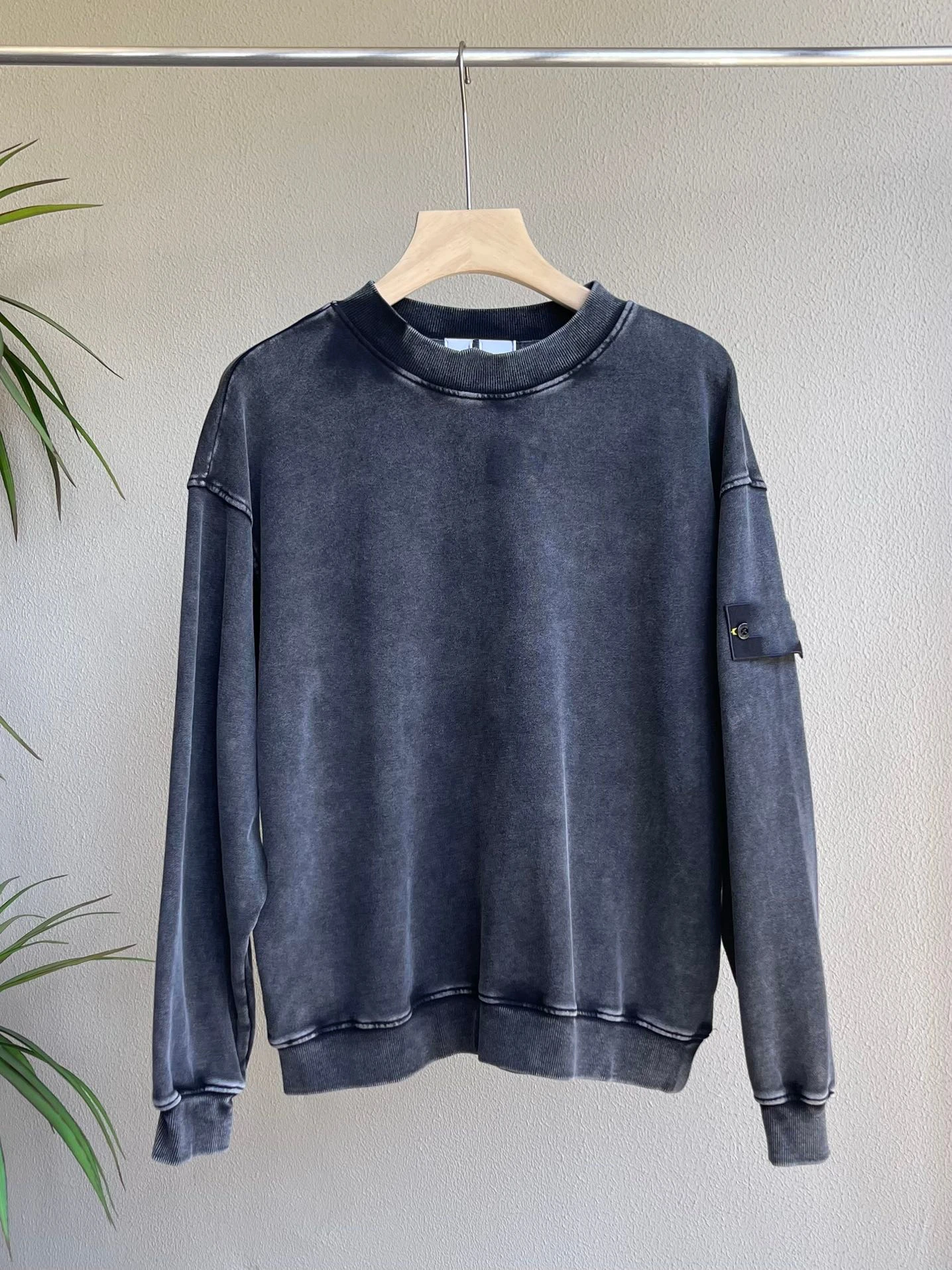 سترة فضفاضة بياقة مستديرة مغسولة بتصميم عتيق مع شارة مطرزة للرجال بلون موحد موضة خريف 2024