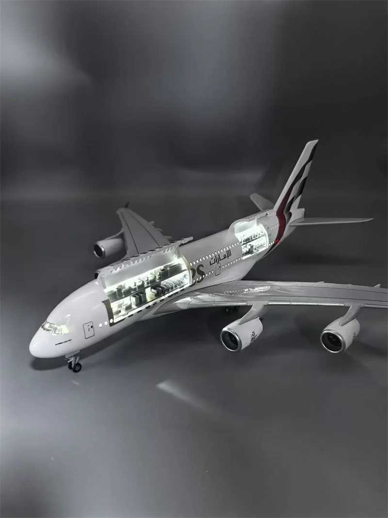 2025 نوع جديد دييكاست نموذج A380 الإمارات الخطوط الجوية الراتنج قابل للفتح باب المقصورة طائرة مع مجموعة الخطوط الجوية الخفيفة عرض الهدايا