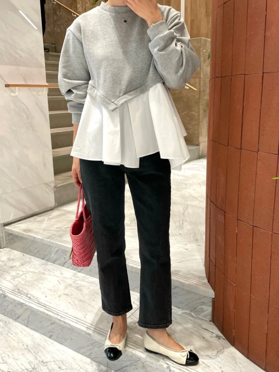 Elegancka Jesienno-Zimowa Nowa Koreańska Asymetryczna Bluza z Falbanką i Kolorowym Blokowaniem, Uniwersalna Damska