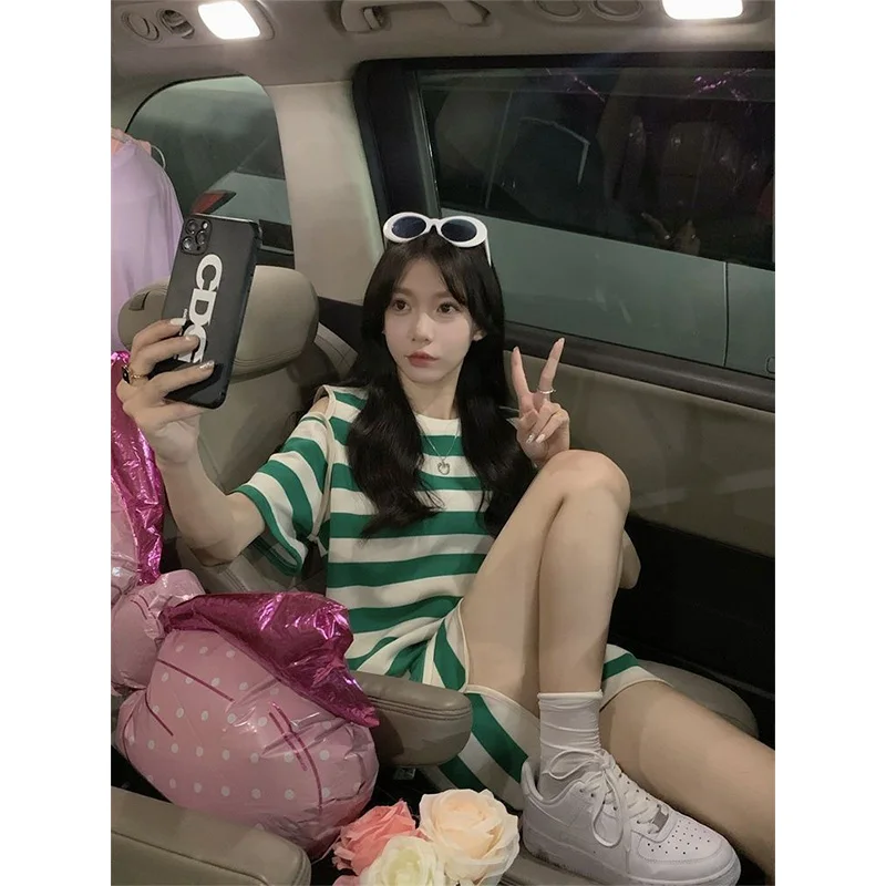 เสื้อผ้าผู้หญิงฤดูร้อนเกาหลีแฟชั่นการพิมพ์ลายตัดกันสี O-คอสั้นแขน Femme All-Match กางเกงขาสั้น 2 ชิ้นชุด