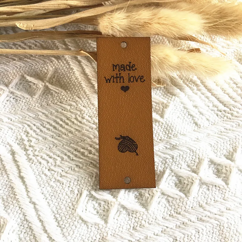 

30 шт. кожаных этикеток ручной работы для вязания, с возможностью нанесения логотипа, для вязаных шапок, швейных этикеток для одежды и сумок, с центральным сложением, гравированные.