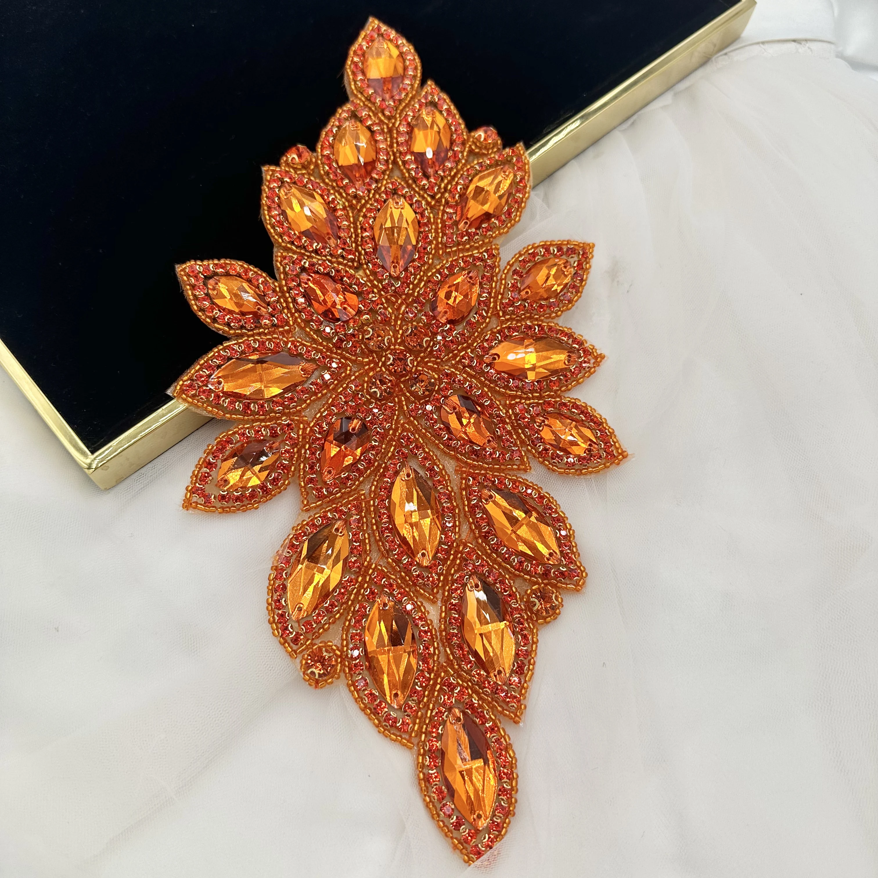 Fleur de poitrine orange en strass de verre cousus main avec adhésif thermofusible pour robe de mariée, ceinture et perlage DIY