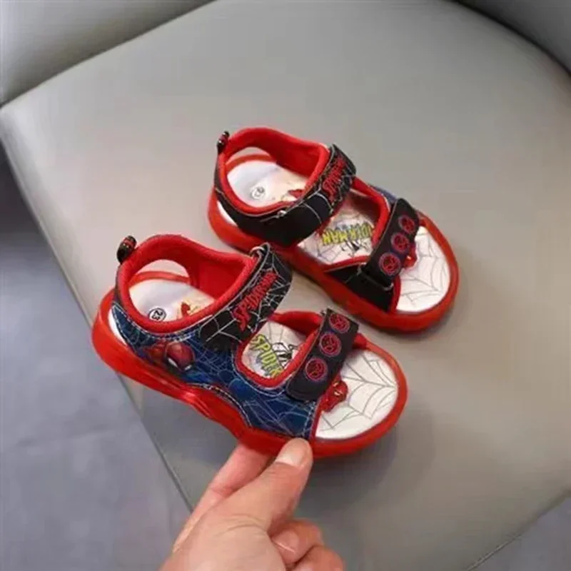 Nowe dziewczyny letnie buty dla dzieci LED lekkie sandały kreskówki Disney Spider Man chłopcy świecące buty antypoślizgowe kapcie plażowe malucha