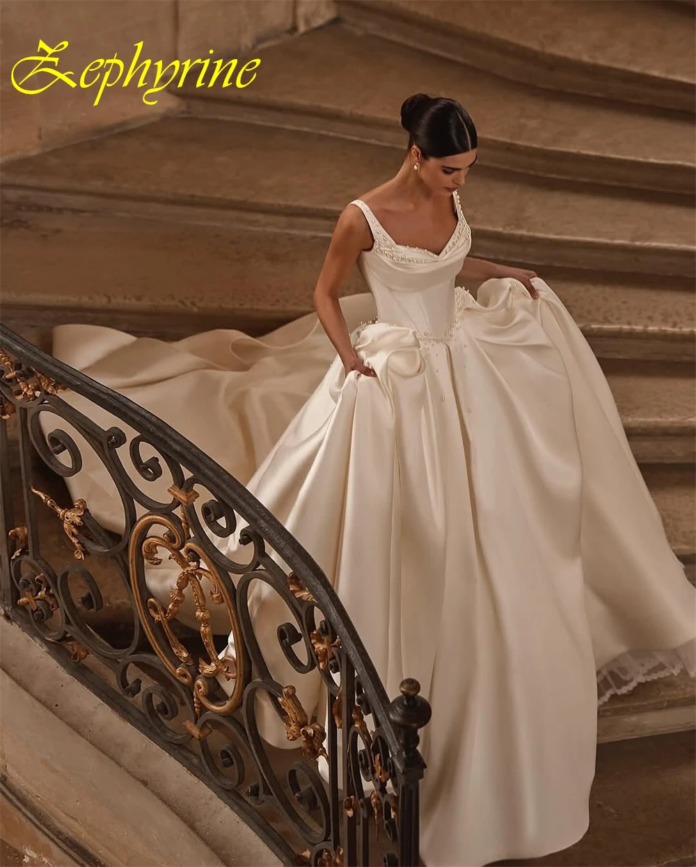 Maßgeschneidertes elegantes Abendkleid mit Spaghettiträgern und exquisiten Satin-Brautkleidern für besondere Anlässe und Brautkleider mit zarten Perlen