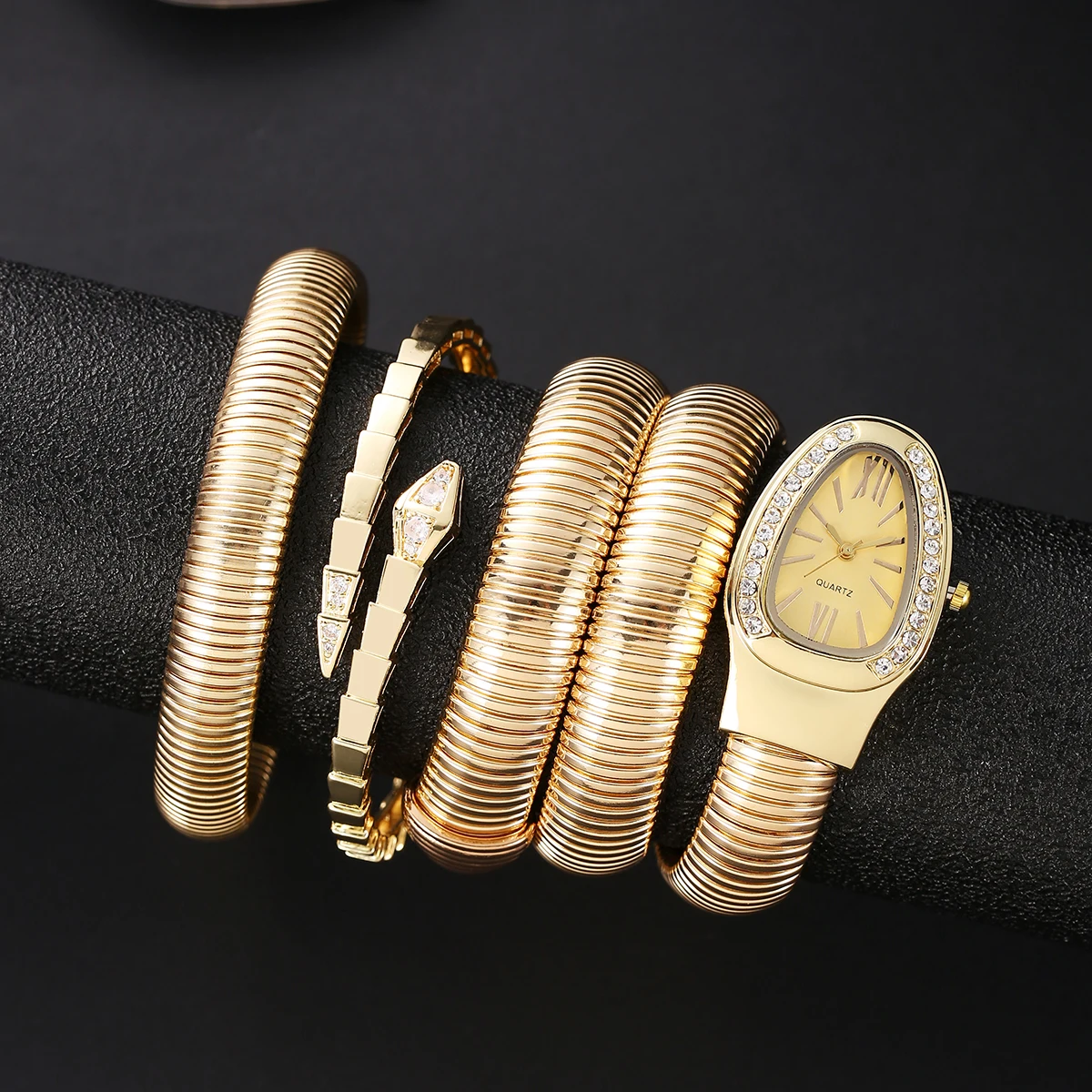 نموذج خاص رائج البيع للتجارة الخارجية لصيف 25 عامًا مع ساعة رائعة مرنة مرصعة بالألماس على شكل ثعبان