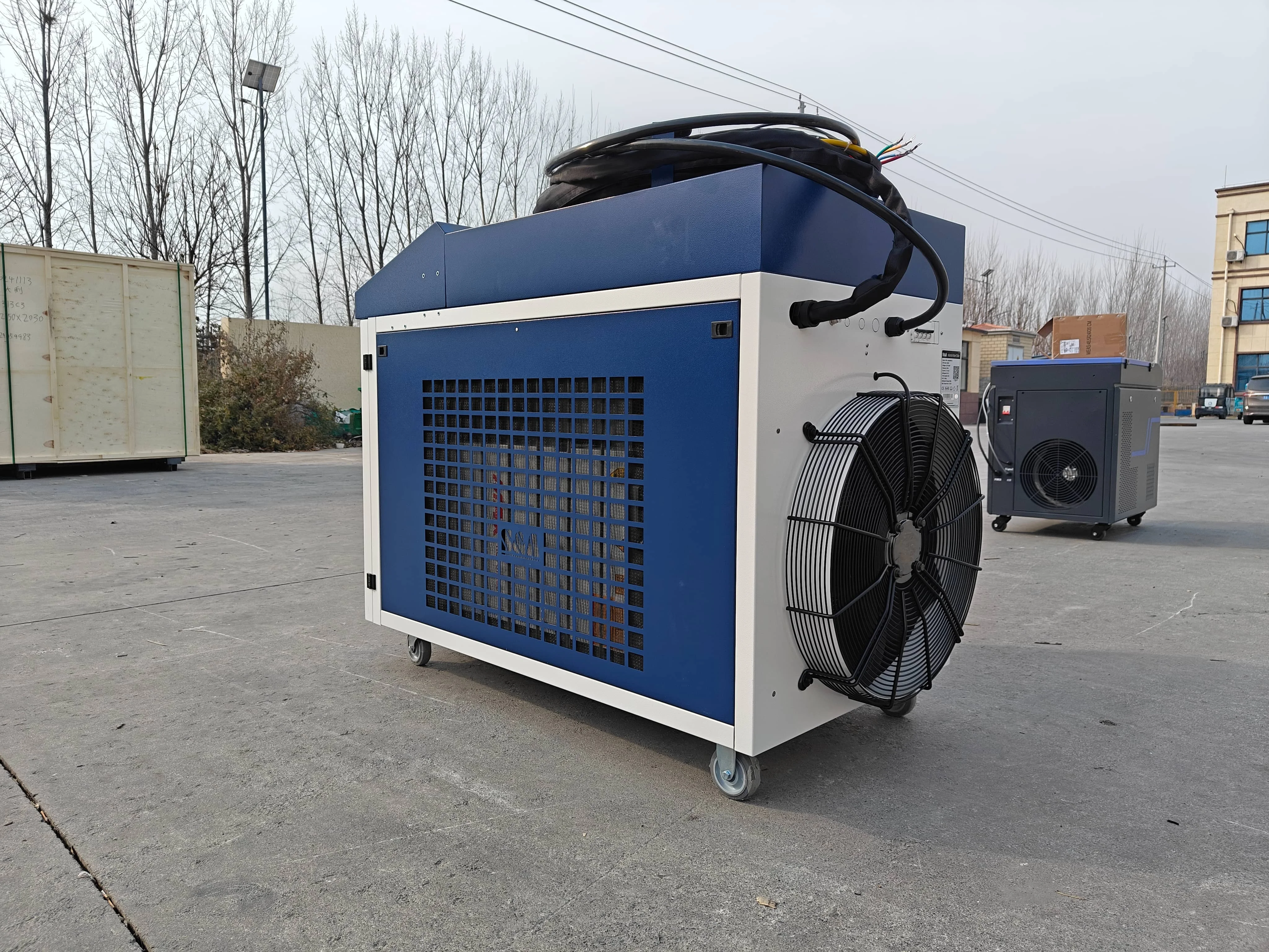 AKQ-1000 1KW Pulse MOPA Macchine per la pulizia laser Raffreddamento ad acqua Pulito rapido Pulitore laser portatile per metallo non metallico