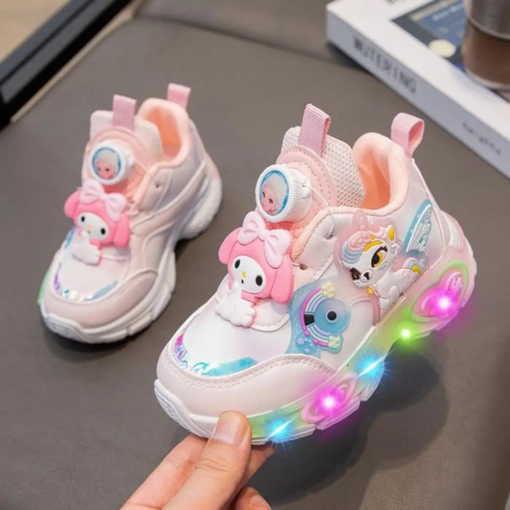 

Sanrio Melody повседневная обувь для маленьких девочек, детские кроссовки со светодиодной подсветкой, кавайная весенняя новая нескользящая спортивная обувь с героями мультфильмов, светящаяся обувь