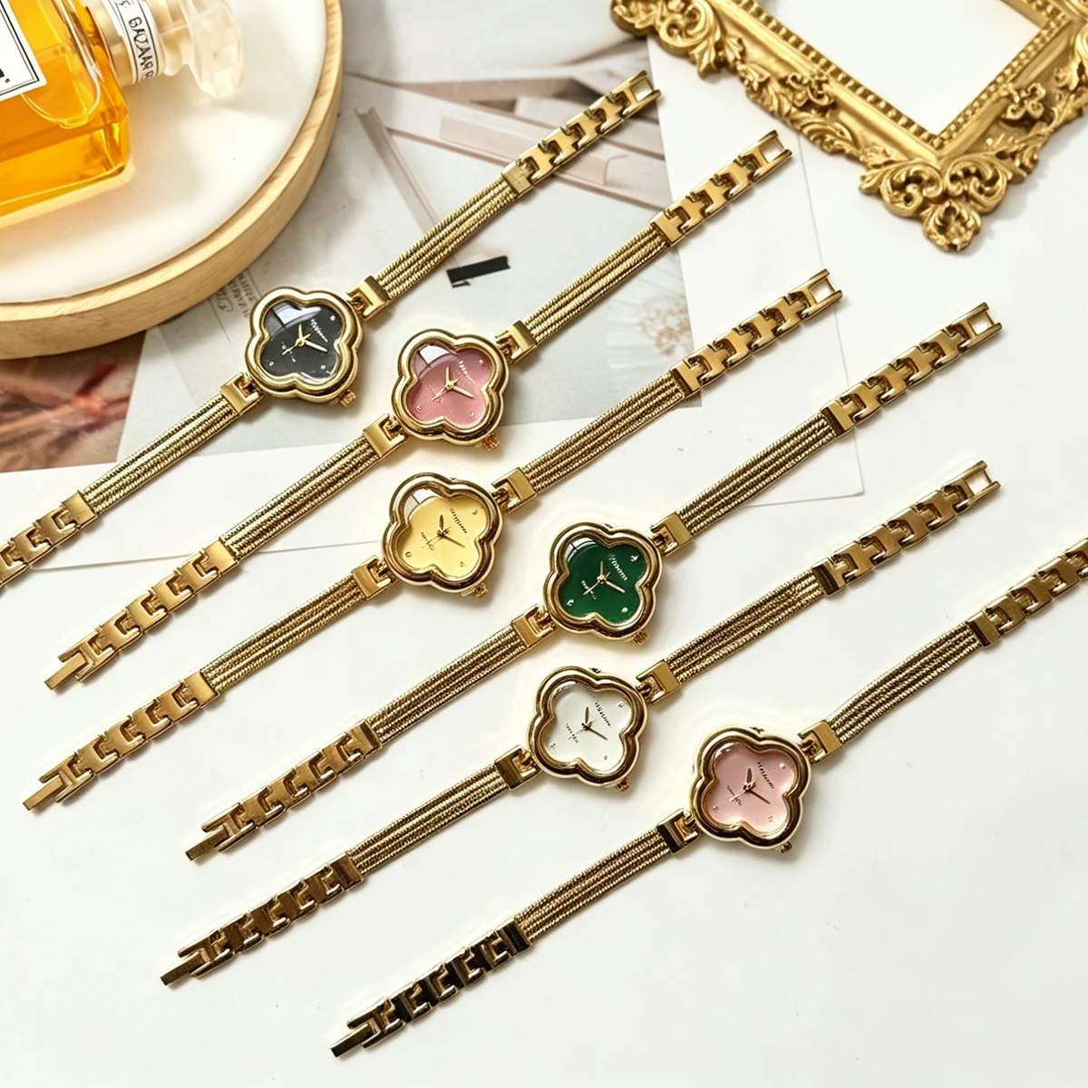 Exquisite and Fashionable Flower-Shaped Quartz Bracelet Watch, Retro Gold Fine Chain Women's Watch, Niche Light Luxury Casual Wristwatch