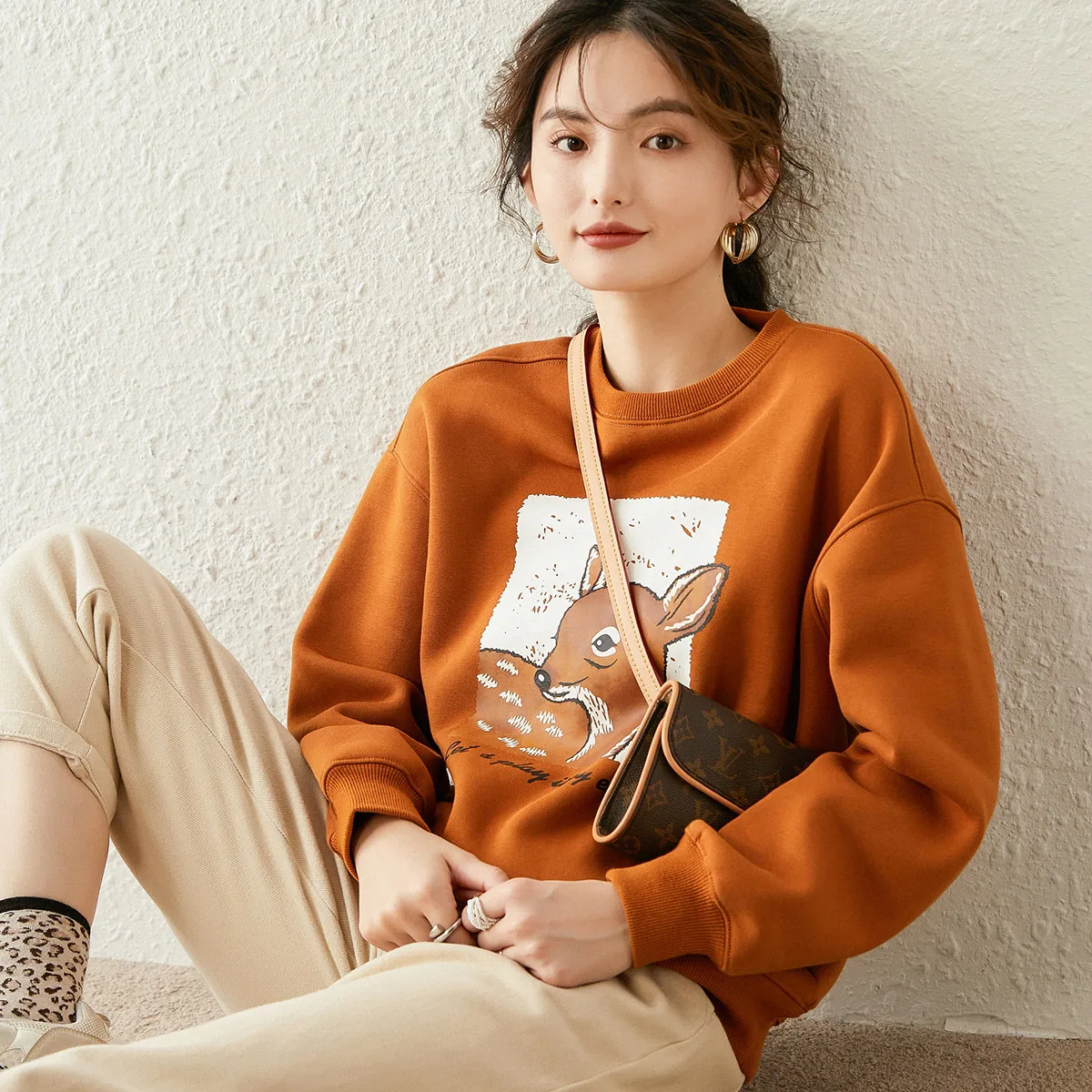 LOUIS YAO 2024 Winter Deer Printed Casual Top Age Reducing Round Neck Loose Sweatshirt with Kids' Fun Long Sleeve Women's Hoodie