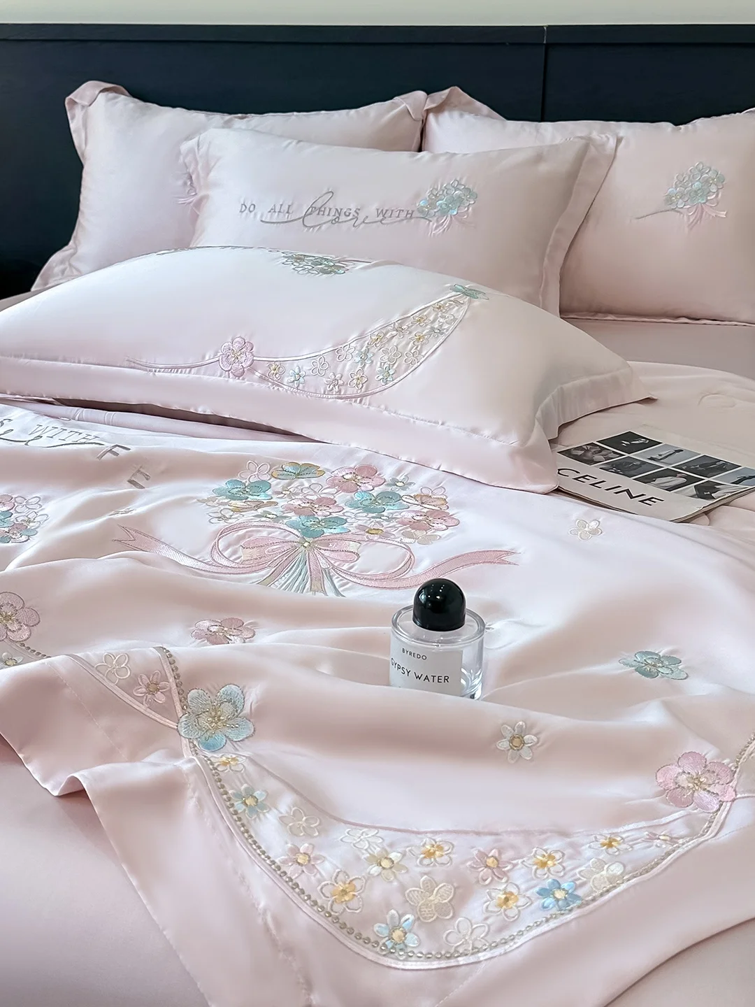 nouvelle-collection-2026-ensemble-quatre-pieces-de-couette-d'ete-en-soie-lavee-brodee-couette-fine-en-soie-glacee-pour-climatiseur-couette-d'ete-en-soie-veritable