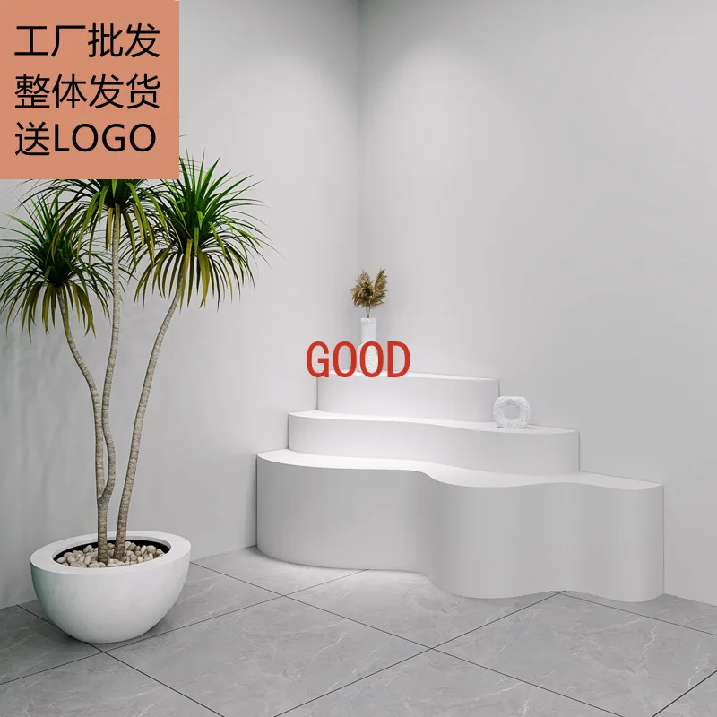 

The flower shop cloud stand water table is placed in the middle of the women's clothing store display table decorative props