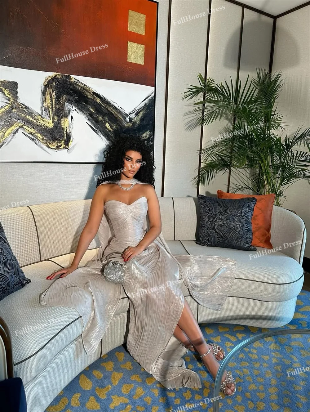 Vestido de noche plisado con hombros descubiertos, hecho a medida, de alta calidad, con abertura lateral hasta el tobillo, sin mangas, con capa