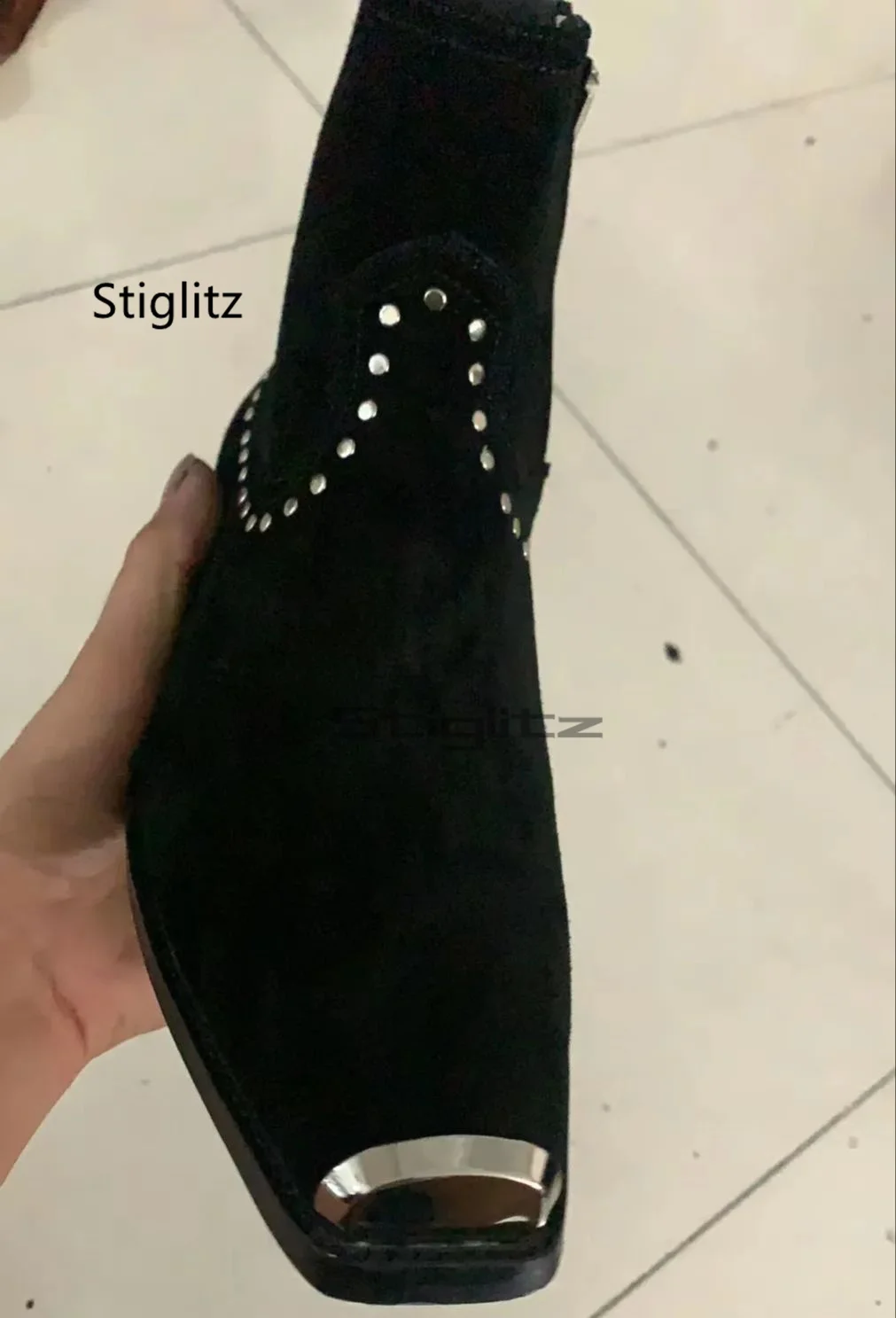 

Мужские ботинки челси с металлическим квадратным носком, черные замшевые ботильоны с заклепками, боковая молния, высокий каблук, вечерние деловые модельные туфли в британском стиле