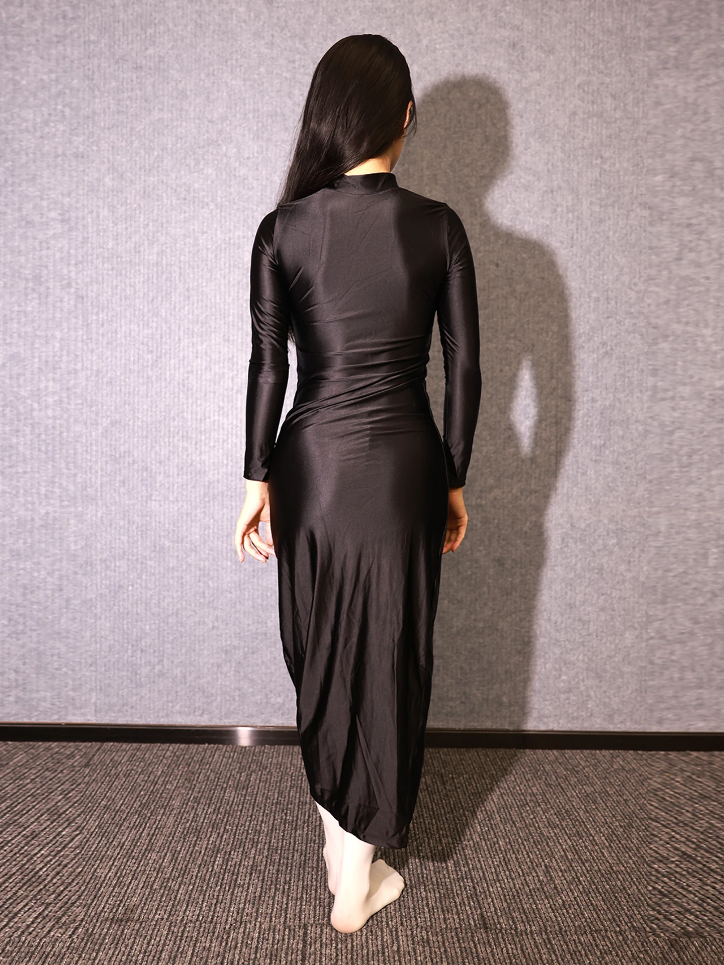 فستان مثير لامع ولامع عالي الخصر مع قماش مرن وناعم، تنورة من قطعة واحدة، بلوزة طويلة، فستان طويل