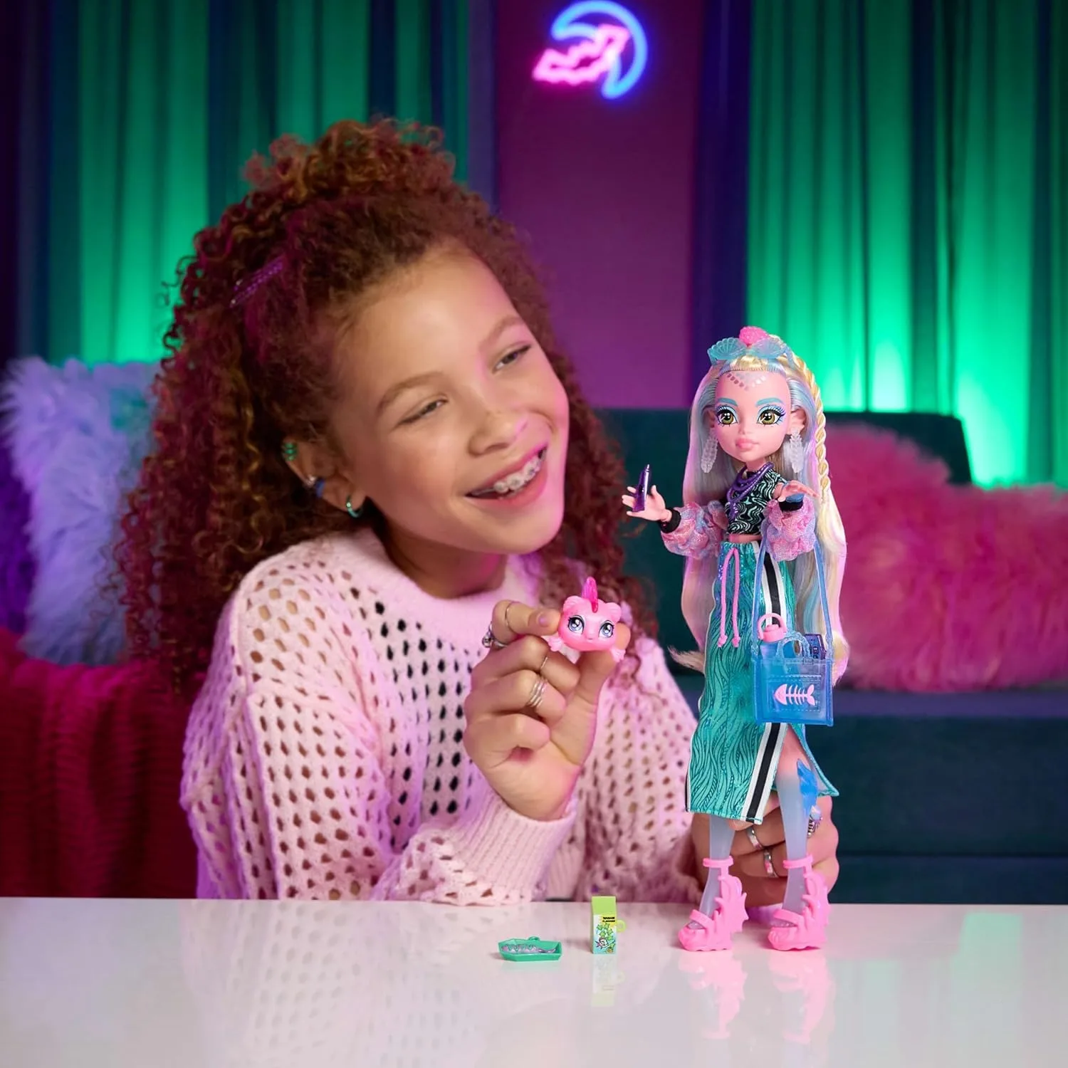 2026 Neue Original Mattel Monster High Puppe Lagoona Blau im sportlichen Maxirock mit Haustierfisch Neptuna Spielzeug für Mädchen Geschenke JHK33