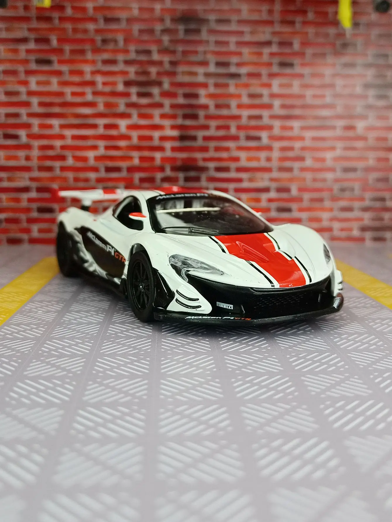 McLaren P1 High Simulation Car Model para crianças, liga 1:31, puxar para trás, 2 portas abertas, presentes infantis, atacado, supercarro, modelo, venda quente