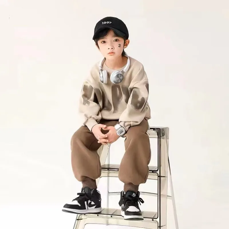 

Комплект свитшотов с принтом, детские комплекты, осенне-зимний костюм для мальчиков, наряд для мальчиков, одежда, детская одежда 2025 года, новая корейская одежда для улицы, год