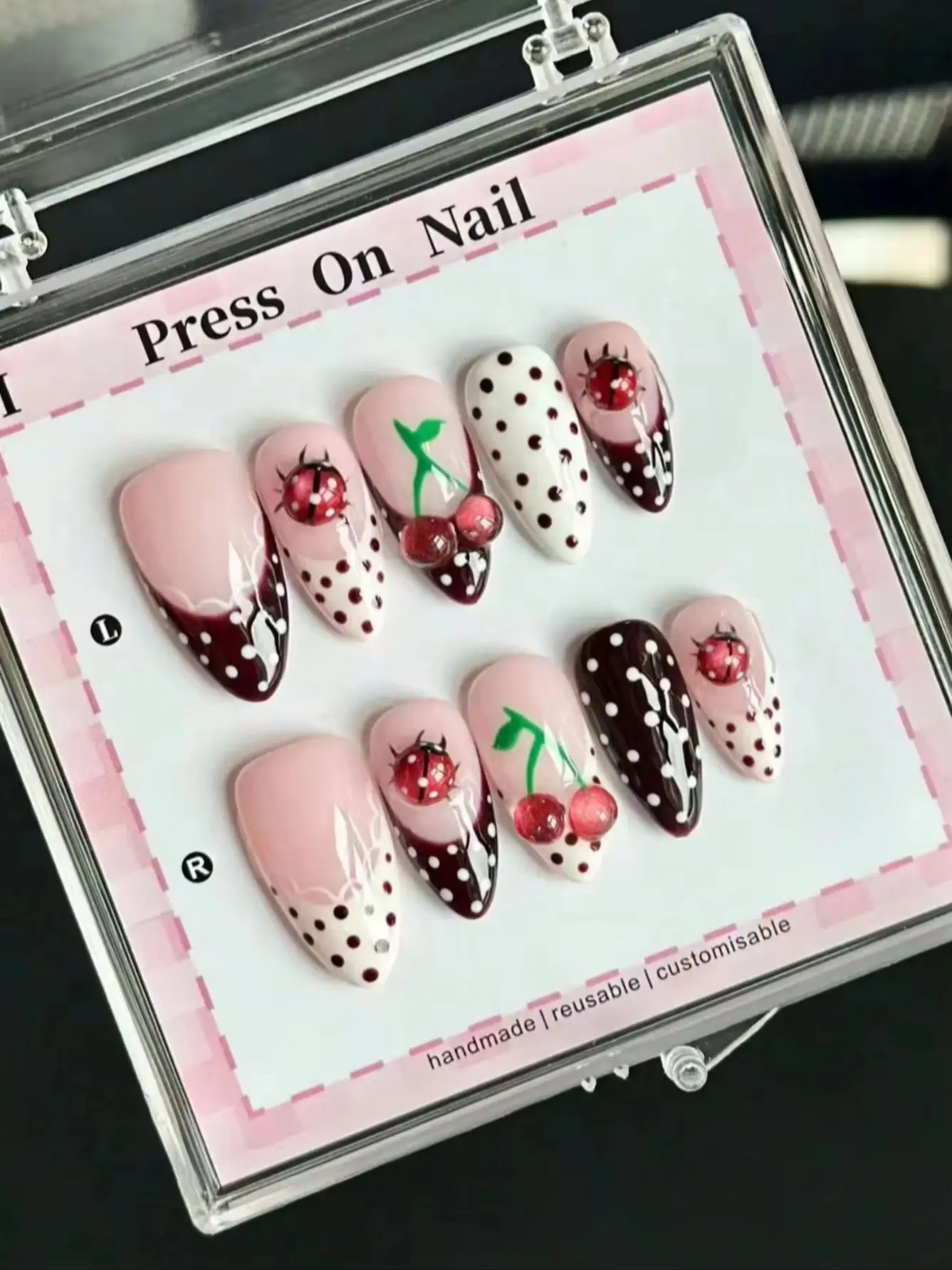10-teiliges Set süßer und cooler Kirsch-Marienkäfer-Polka-Dot-Press-On-Nägel in langer, spitzer Mandelform, Nude-Rosa-Basis + tiefem Burgunder-Farbverlauf im französischen Stil, süßes und würziges Farbschema, voller Retro-Flair. – Detail 2