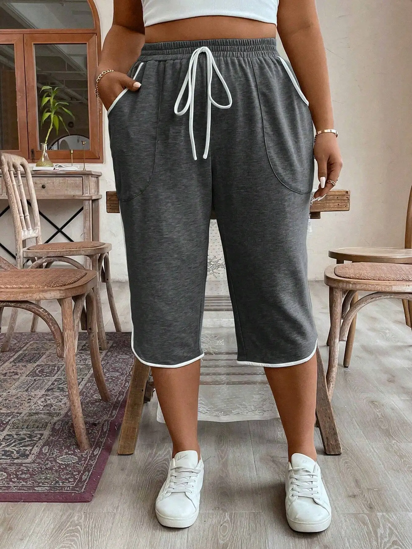 

Женские повседневные шорты-капри больших размеров однотонного цвета с завязками на талии и боковыми полосками