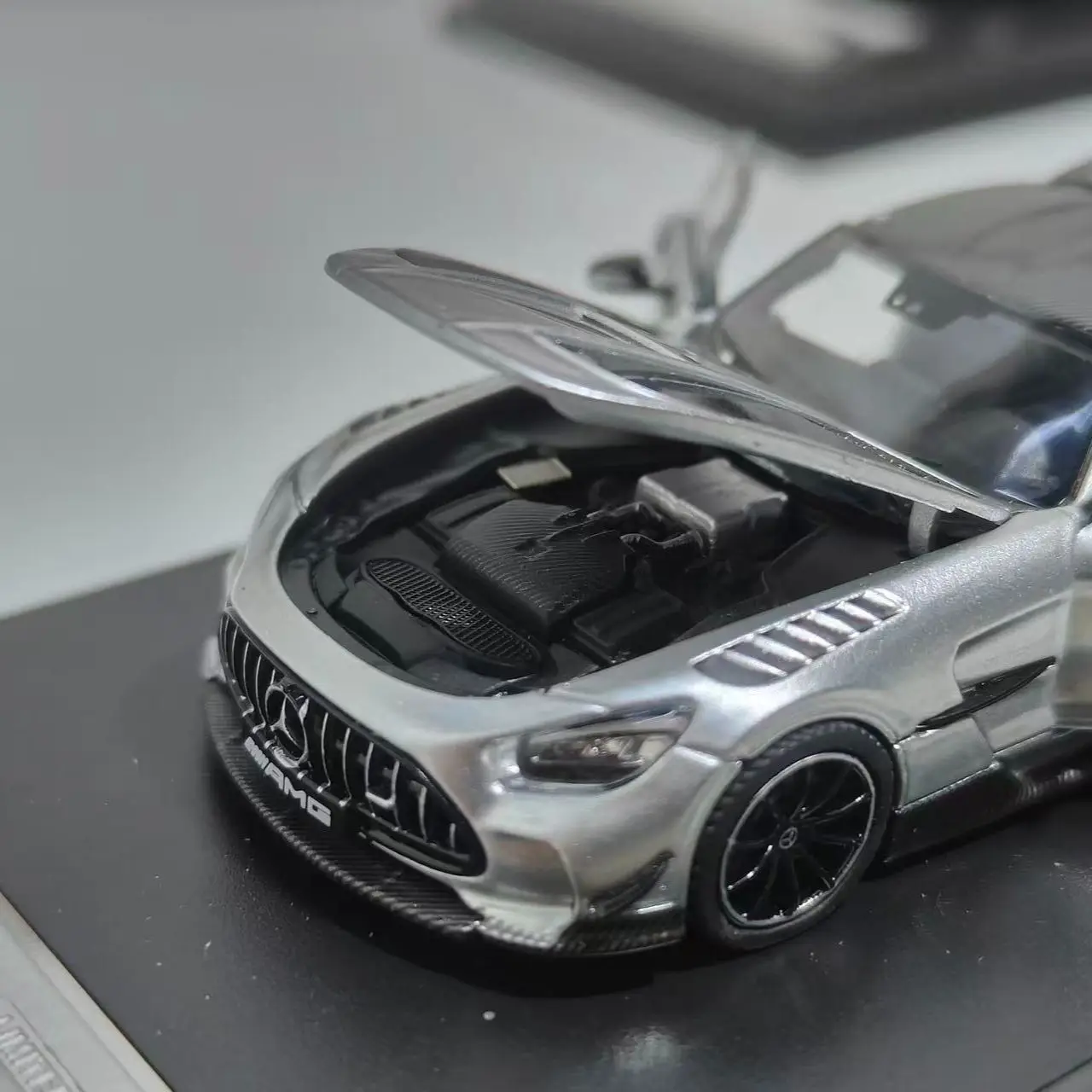 MJ MODELO 1:64 Mercedes-Benz AMG GT Black Series restauran detalle del compartimento del motor modelo de carreras de aleación