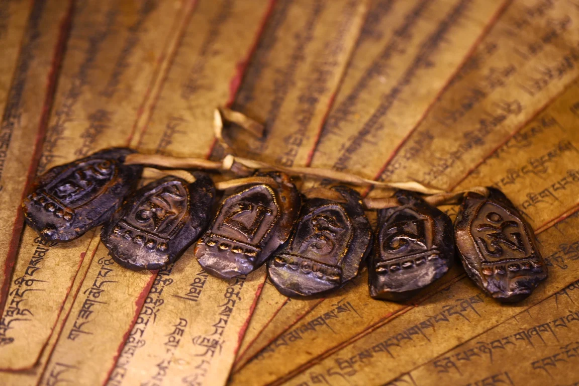 Nepalese folk Bronze Cinnabar Six Character Proverbs Buddha Plaque A Set Six character mantra Pendant Dharma Amulet Town House