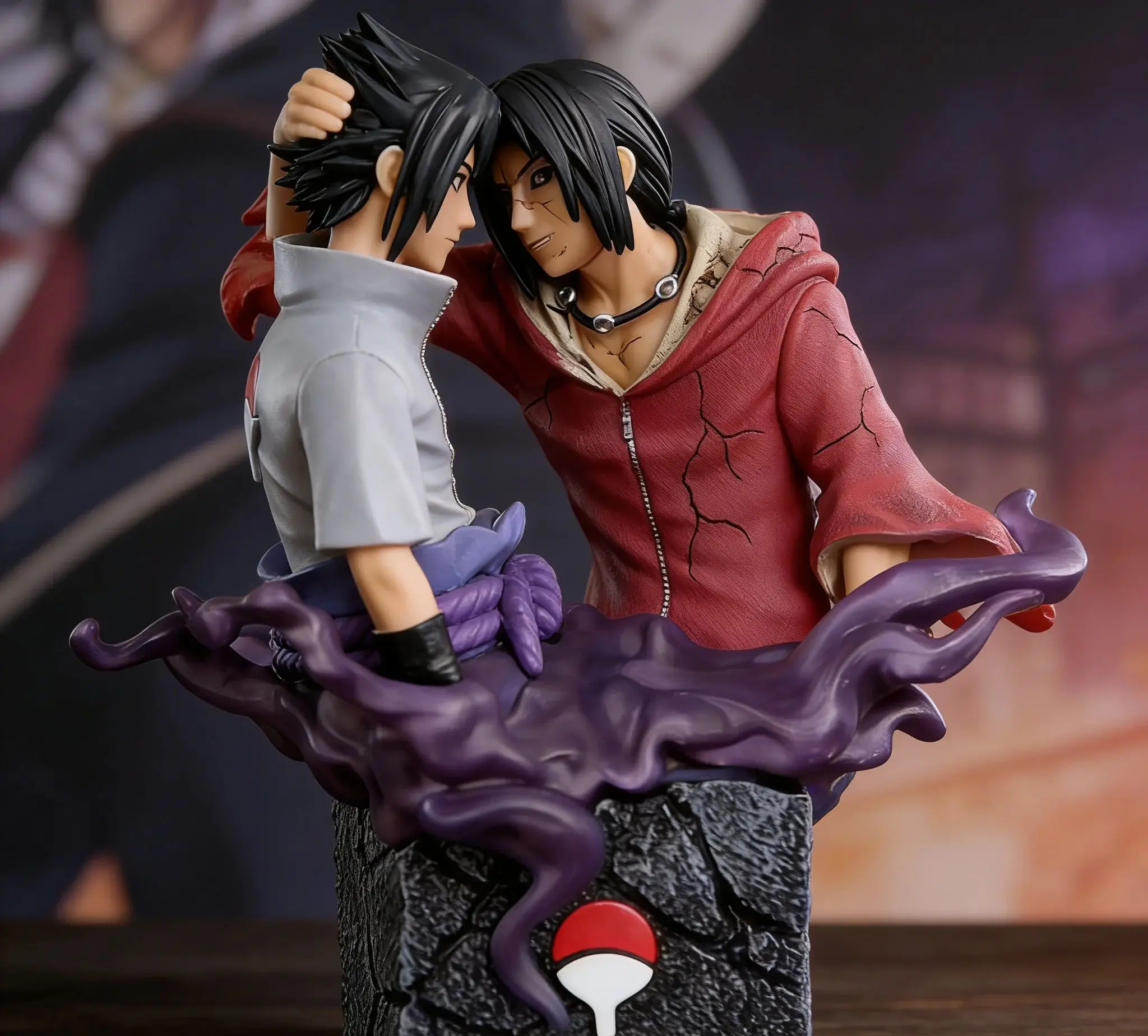 Figura de anime en caja de los personajes de Naruto, Sasuke Uchiha y Itachi Uchiha, representando la reconciliación de los hermanos.