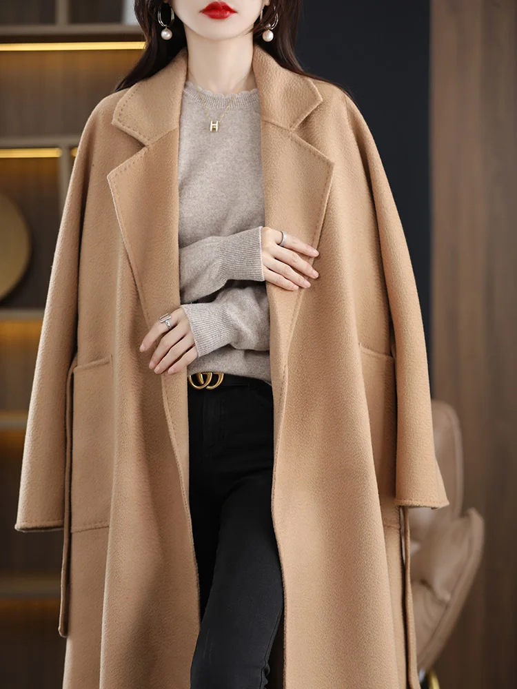 ふわふわとしたカジュアルなフリル襟のロング丈レディースニットセーター、ゆったりとしたニットウェア、秋冬ファッション、トレンドの新作、2025年