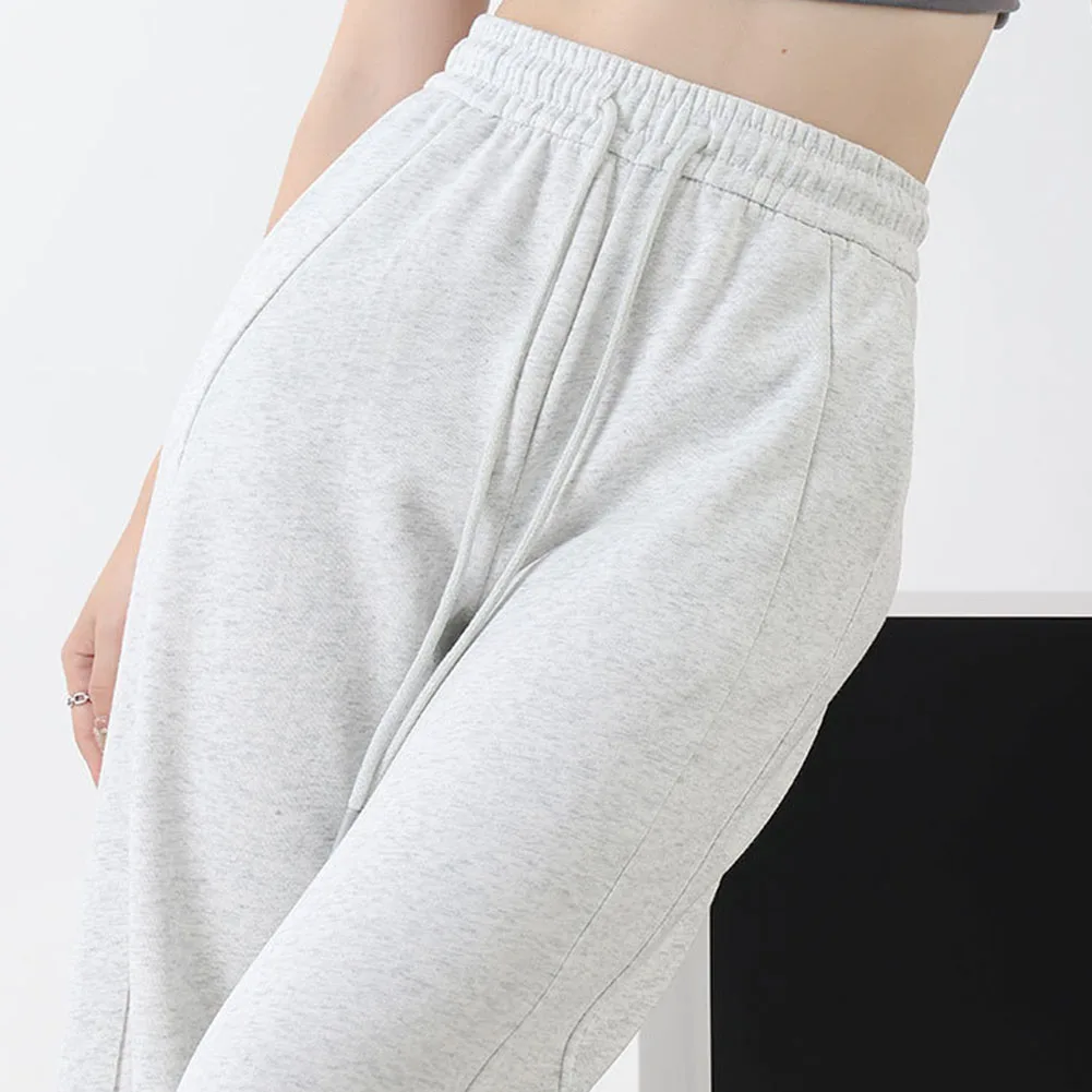 

Базовые повседневные брюки для женщин. Прямые брюки. Темно-серые женские брюки. Удобная посадка. Повседневная одежда.